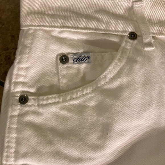 Vintage Chic jean shorts - Picture 2 of 14